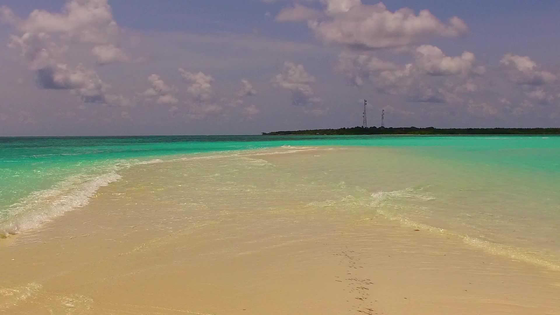 蓝色水和白色沙底背景的白色海水在海浪附近进行靠近海浪视频的预览图