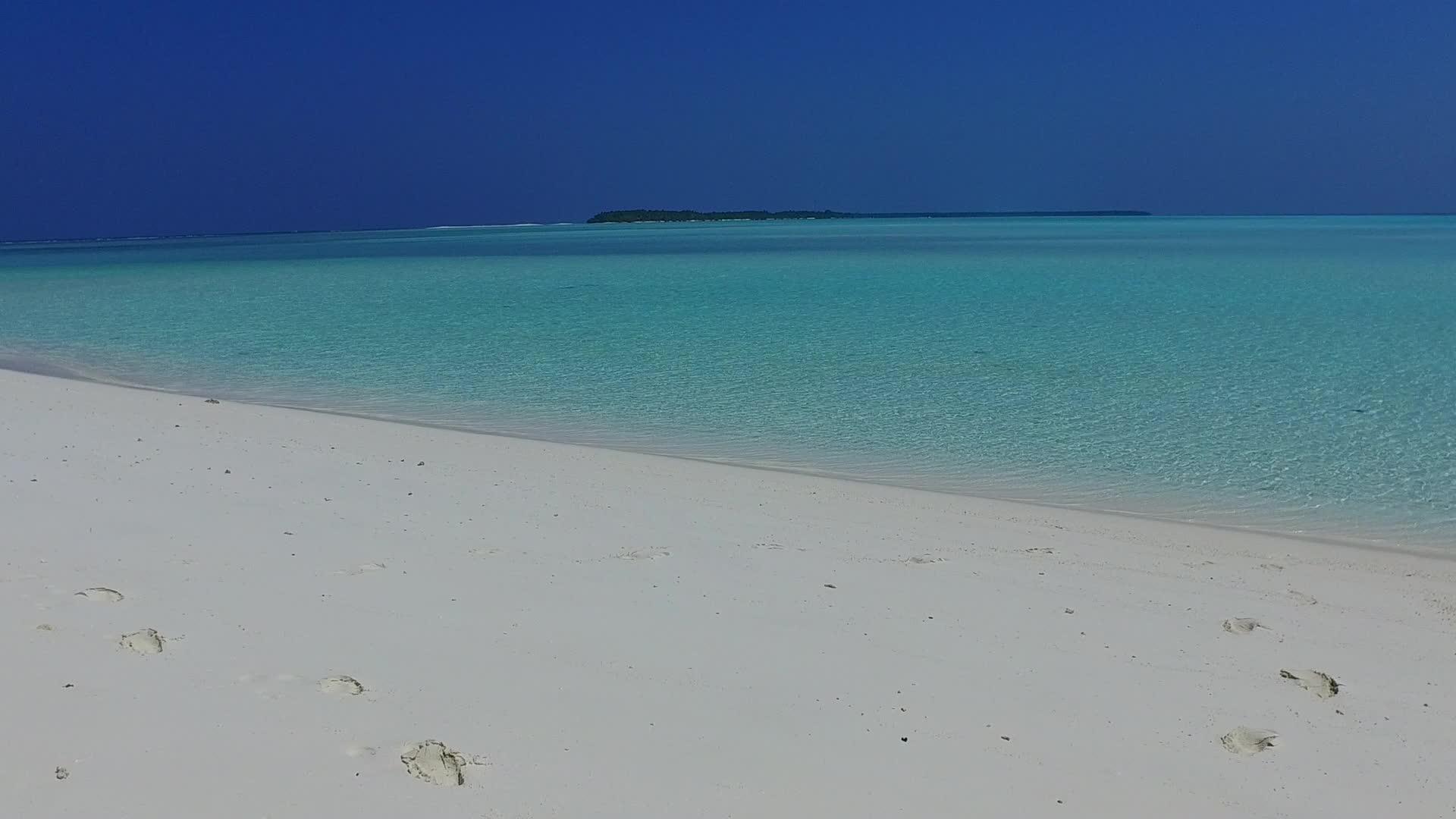 休闲度假胜地海滩航次松散结构蓝色环礁湖和度假胜地附近视频的预览图