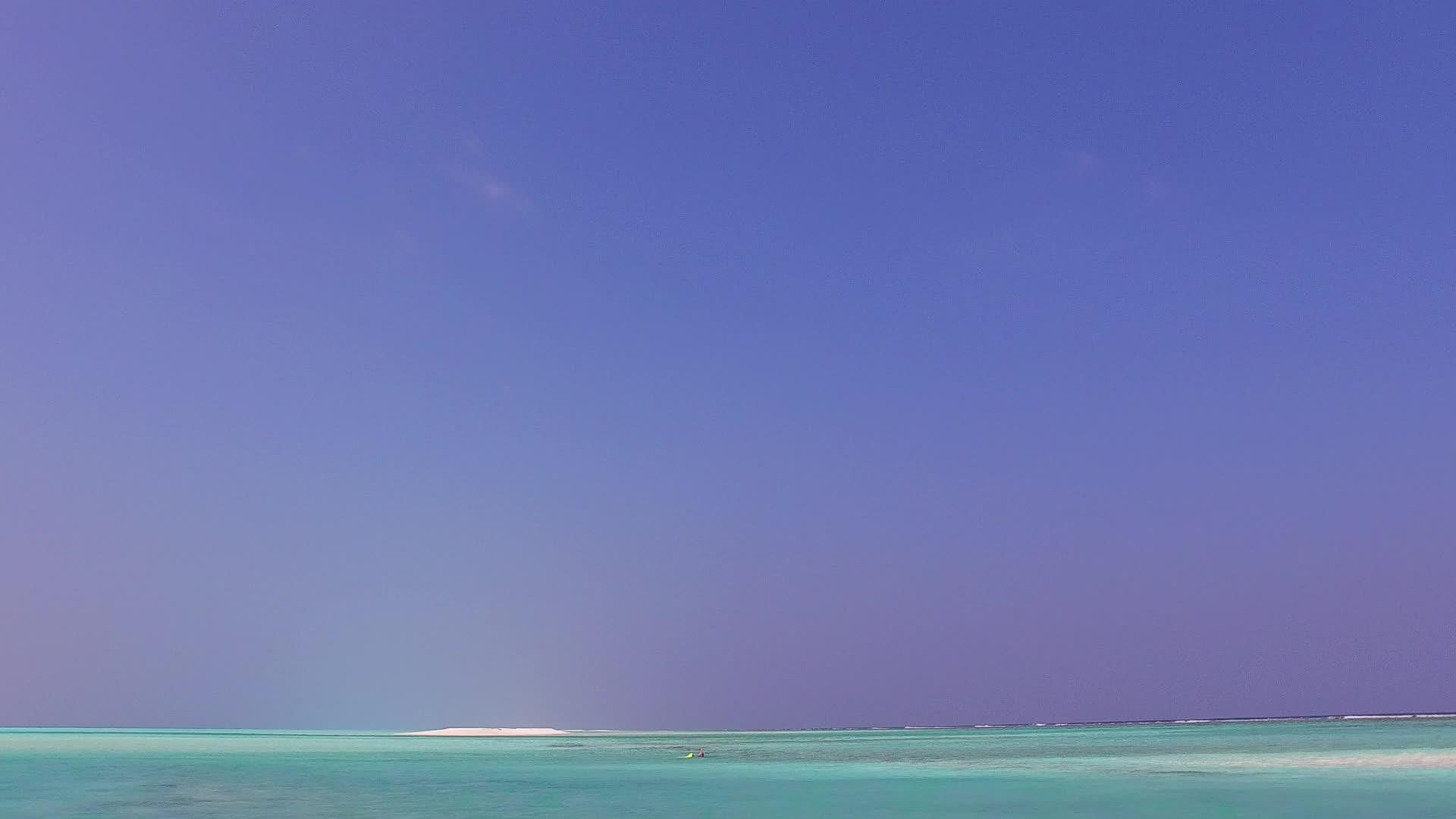 蓝海白沙背景度假胜地视频的预览图