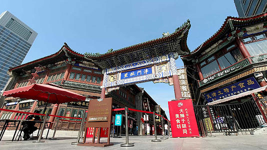 延时拍摄天津古文化街景区牌楼视频的预览图