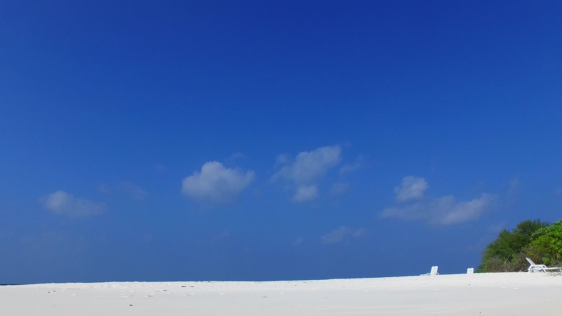 阳光下的白沙背景蓝绿海岛海滩广角旅游视频的预览图