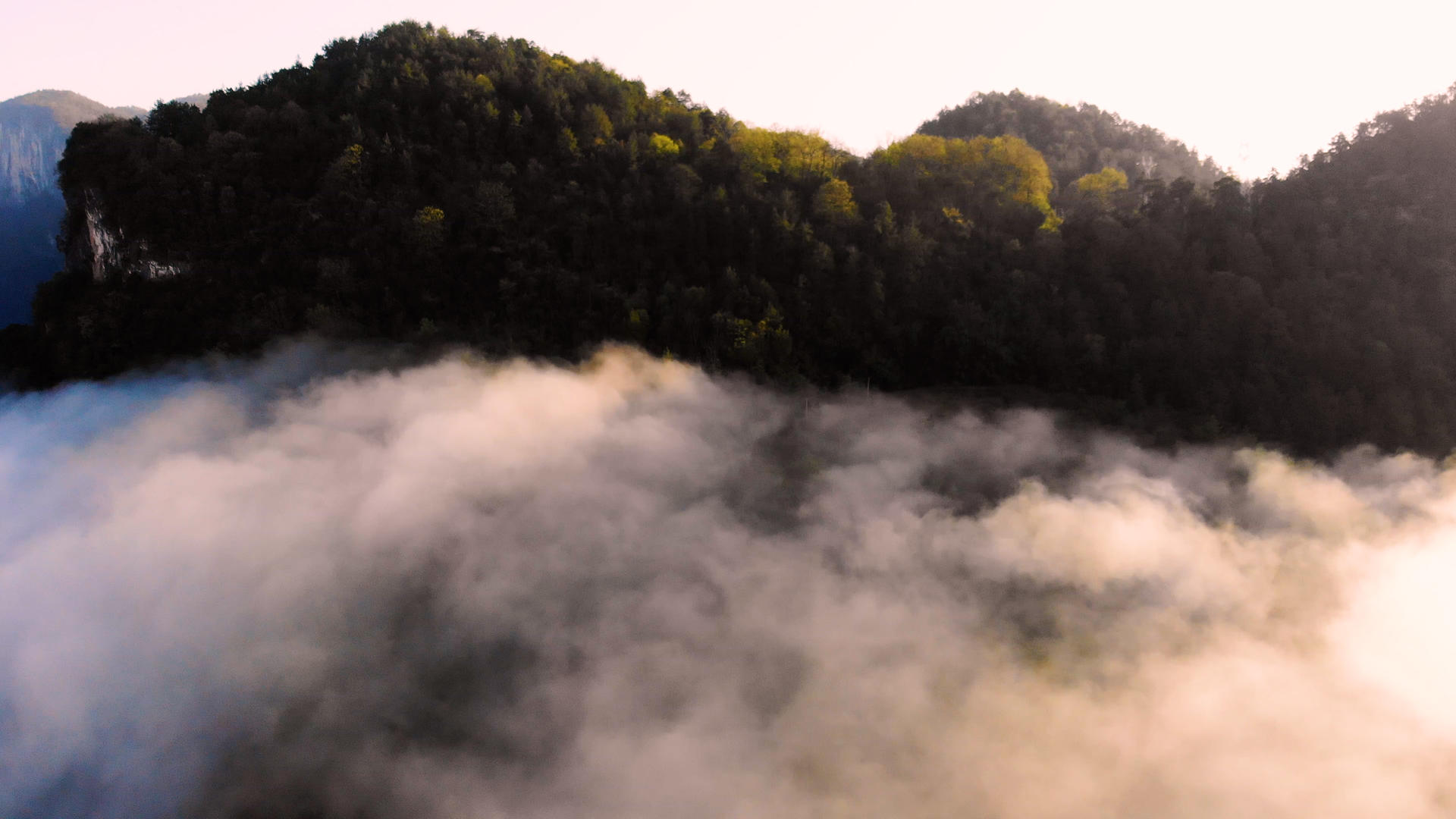 大山深处的云航拍云海视频的预览图