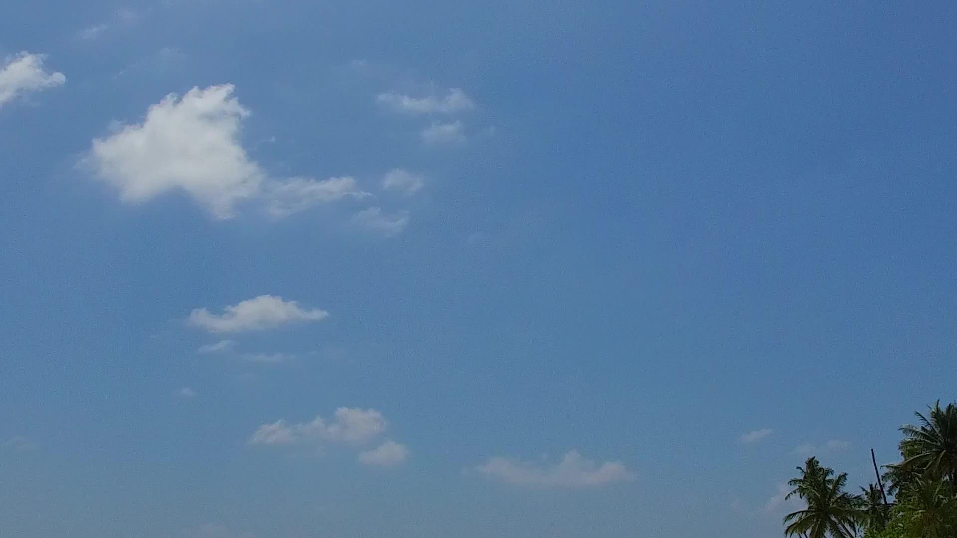 广角风景靠近白沙的沙洲视频的预览图