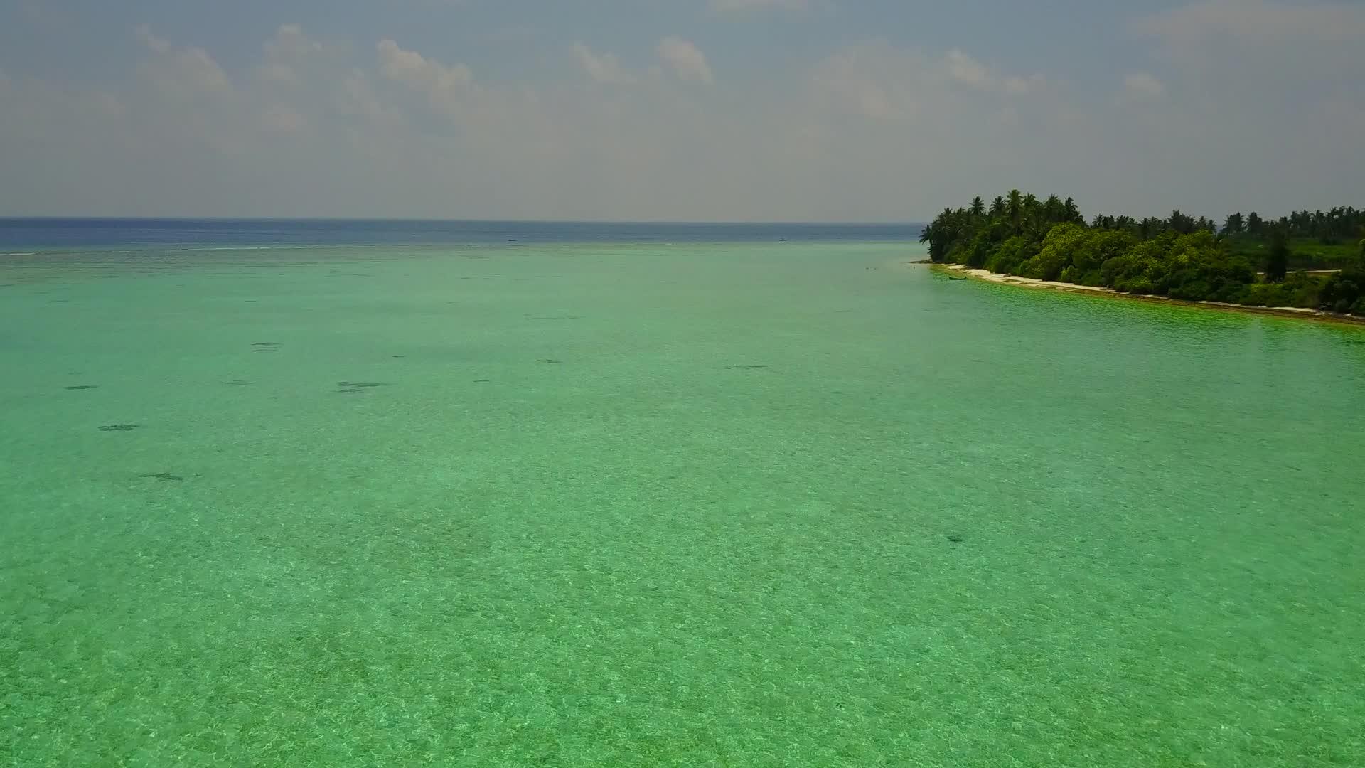 在浅海和珊瑚礁附近的白沙背景下阳光明媚的海洋海岸海滩假日视频的预览图
