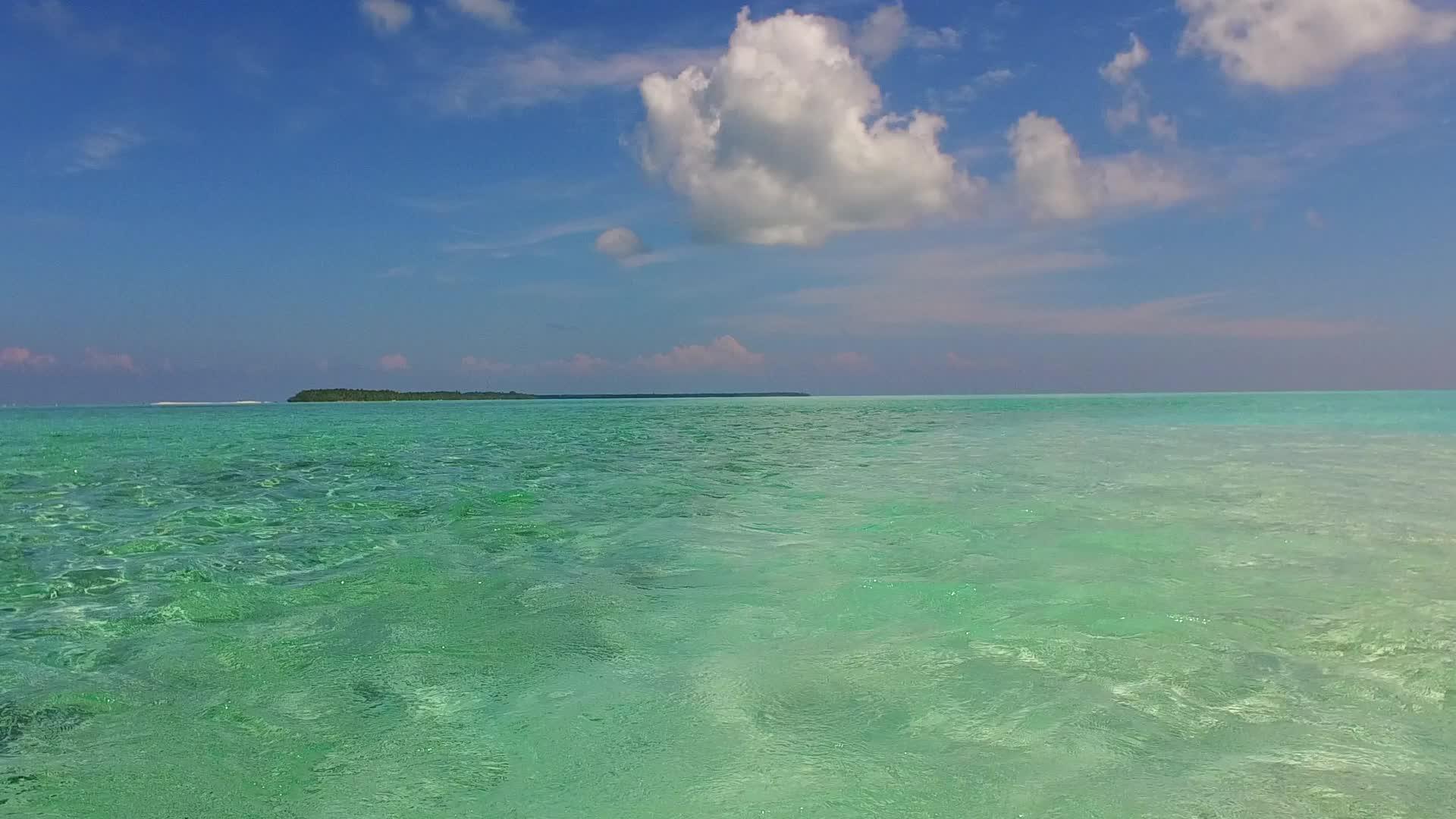 蓝绿色泻湖和白沙日出后视频的预览图