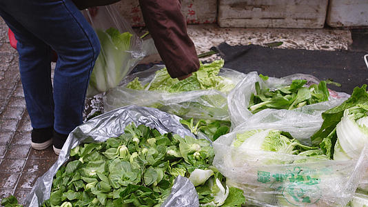 城市菜市场用塑料袋买菜居家4k生活素材视频的预览图