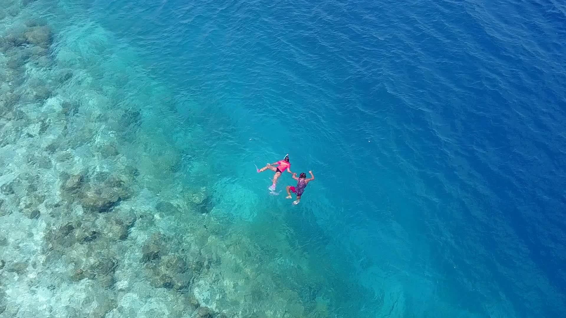 浪漫抽象的豪华环礁湖以蓝海和日落前的白沙底为背景视频的预览图