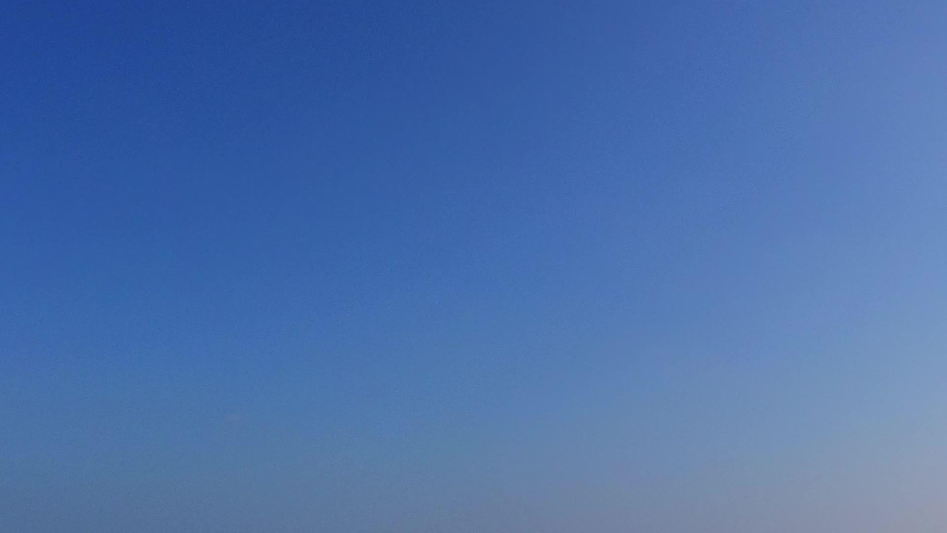 蓝色环礁湖和海滩附近的白沙视频的预览图
