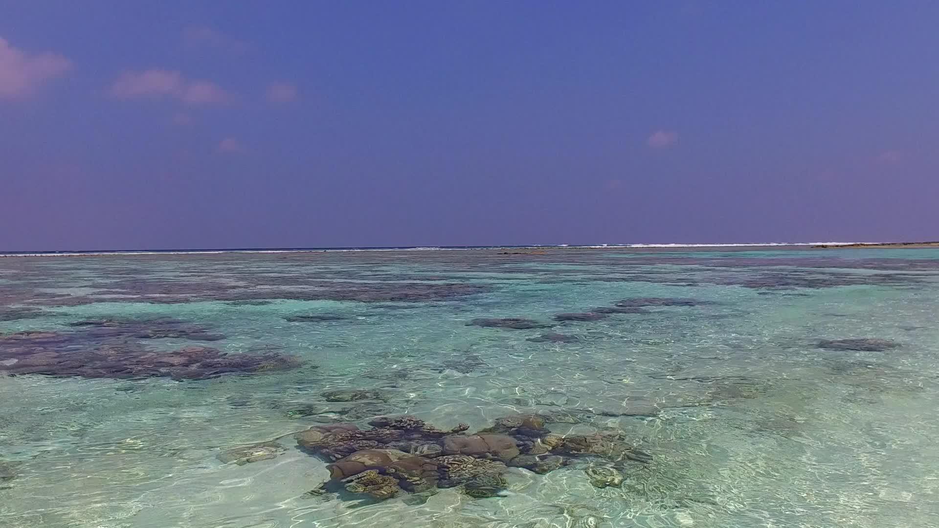 日落前白沙背景浅海热带海岸海滩航行天气晴朗热带海岸海岸视频的预览图