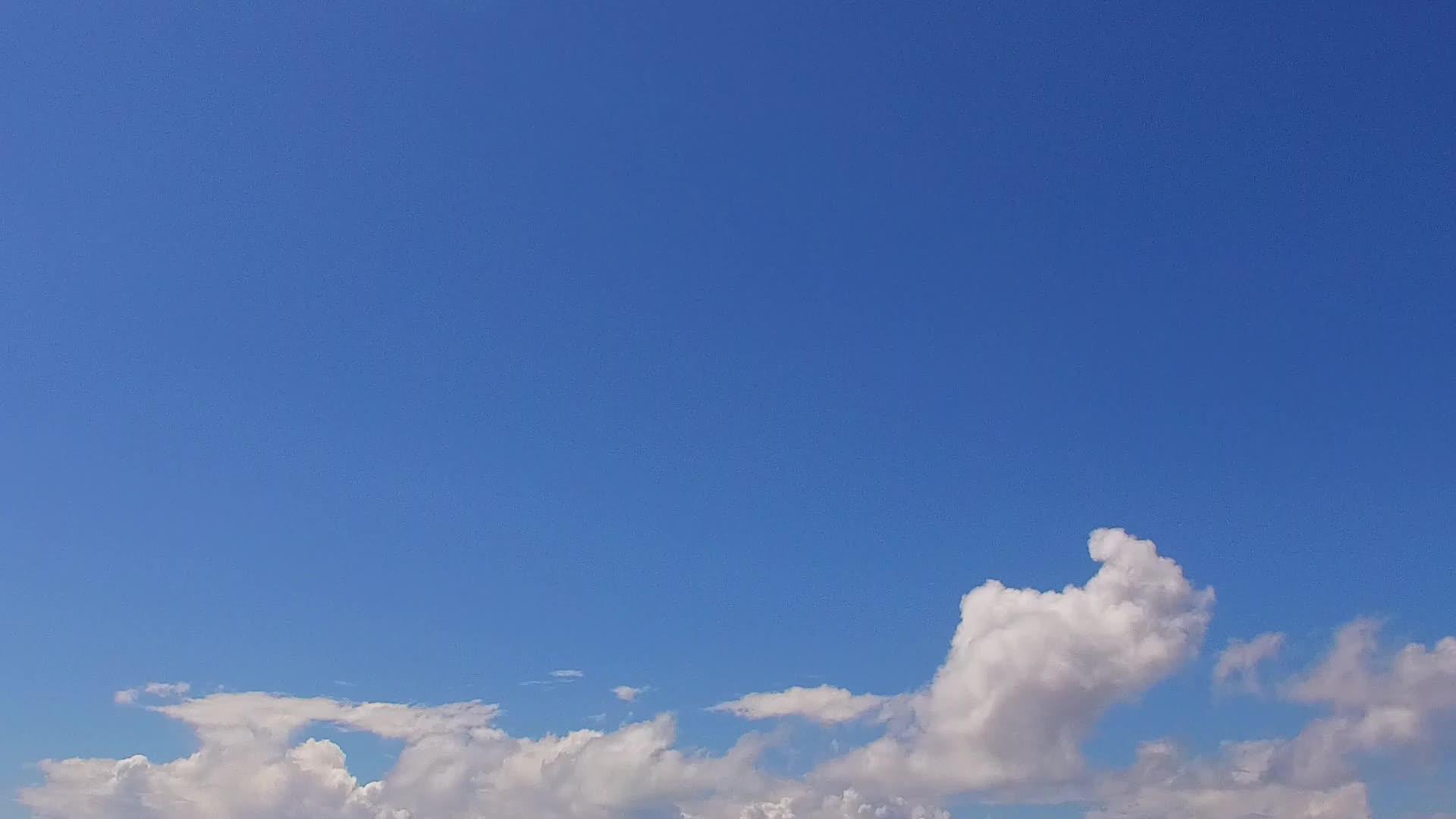 白沙人在度假胜地附近的蓝色环礁湖和白沙背景下旅行视频的预览图