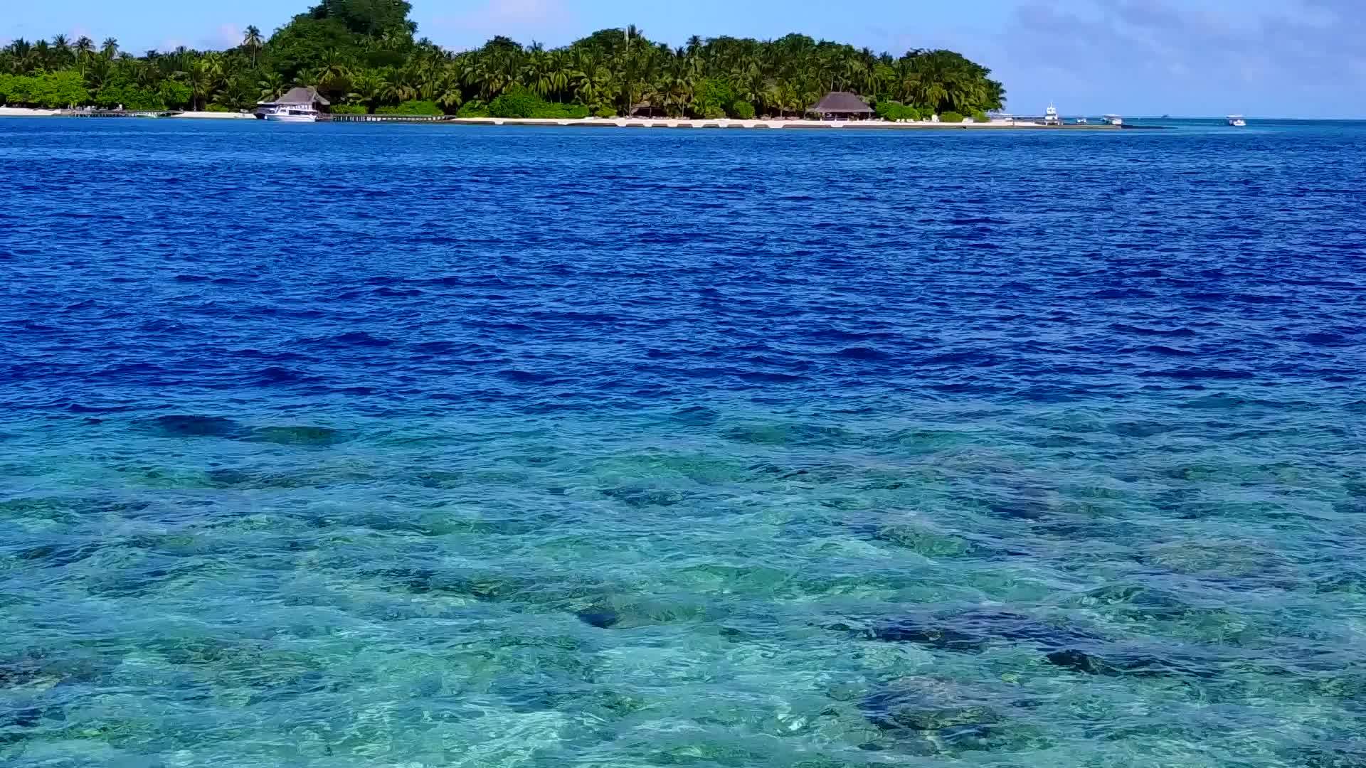 泻湖海滩靠近度假区的蓝色海洋视频的预览图