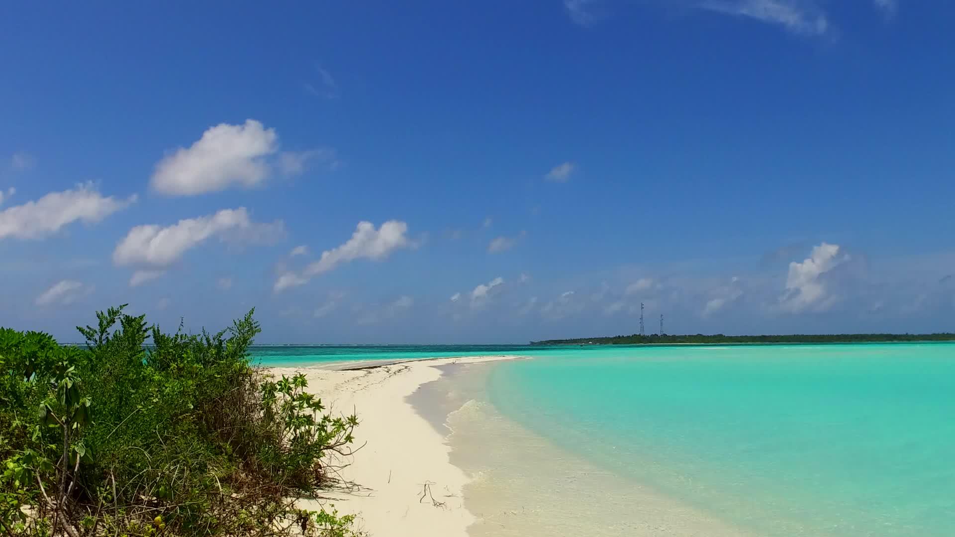 蓝色的绿色海洋和接近冲浪的白色海滩背景是完美的环礁湖海滩视频的预览图