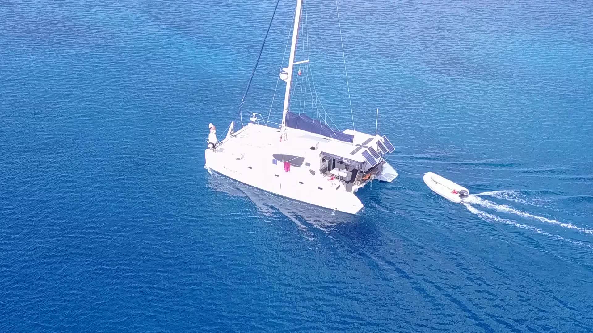 帆船在开阔的海洋中视频的预览图