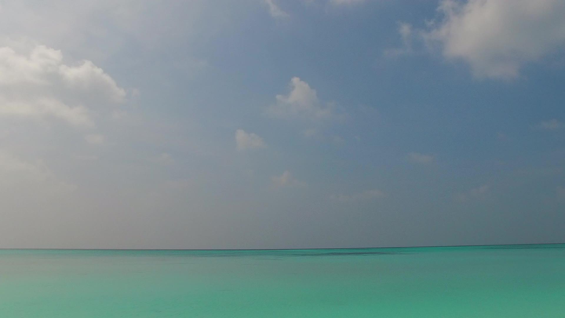 热带湾海滩度假日阳光明媚全景蓝绿色海洋近冲浪视频的预览图