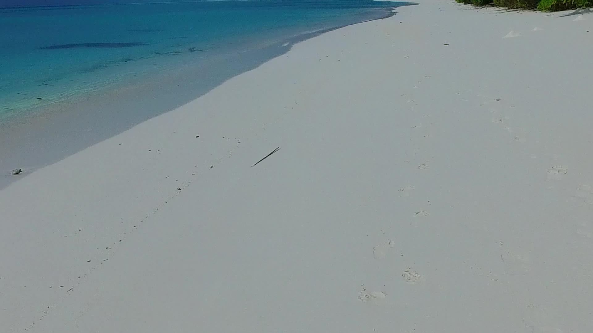 浅海和暗礁附近明亮的沙滩背景田园诗般的海滩航行阳光视频的预览图
