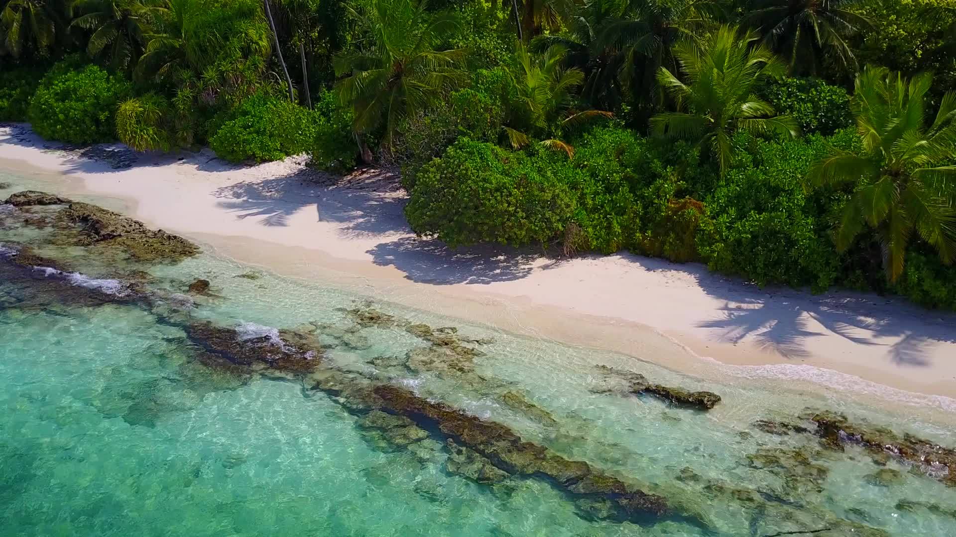 蓝色环礁湖的美丽海湾的白色沙子背景视频的预览图