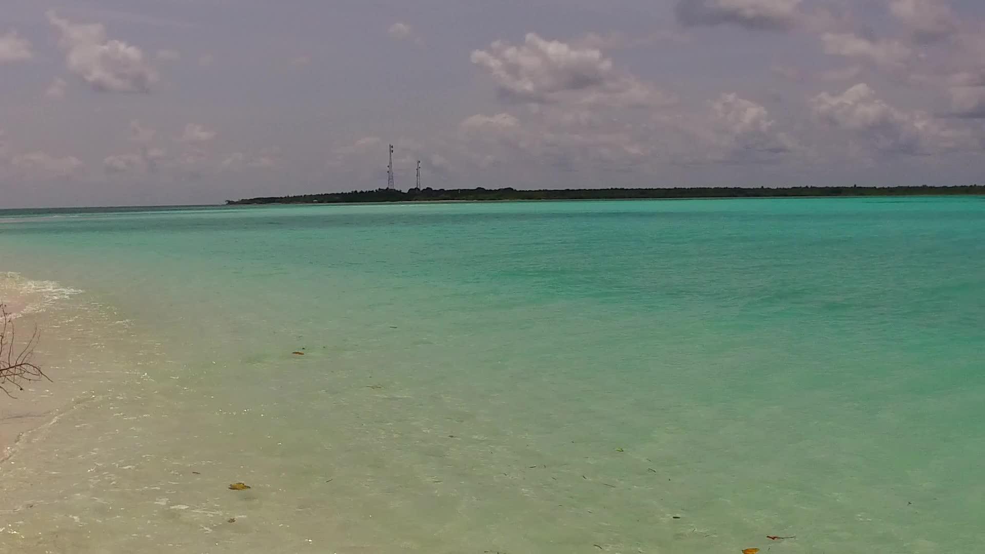 夏季旅游在蓝海和阳光下有白色的沙子视频的预览图