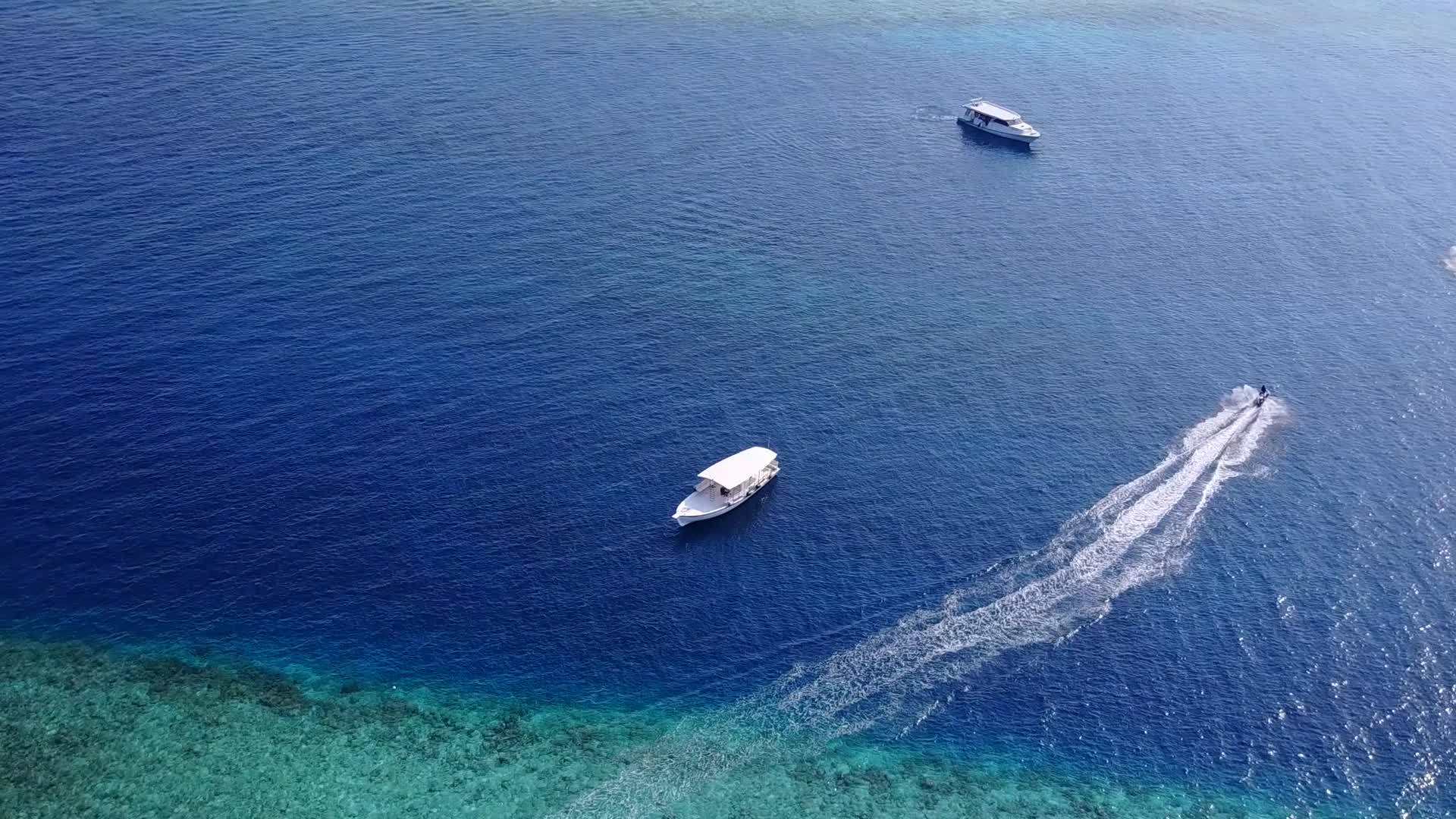 阳光明媚的海湾海滩航行由水蓝海和接近冲浪的白沙海组成视频的预览图
