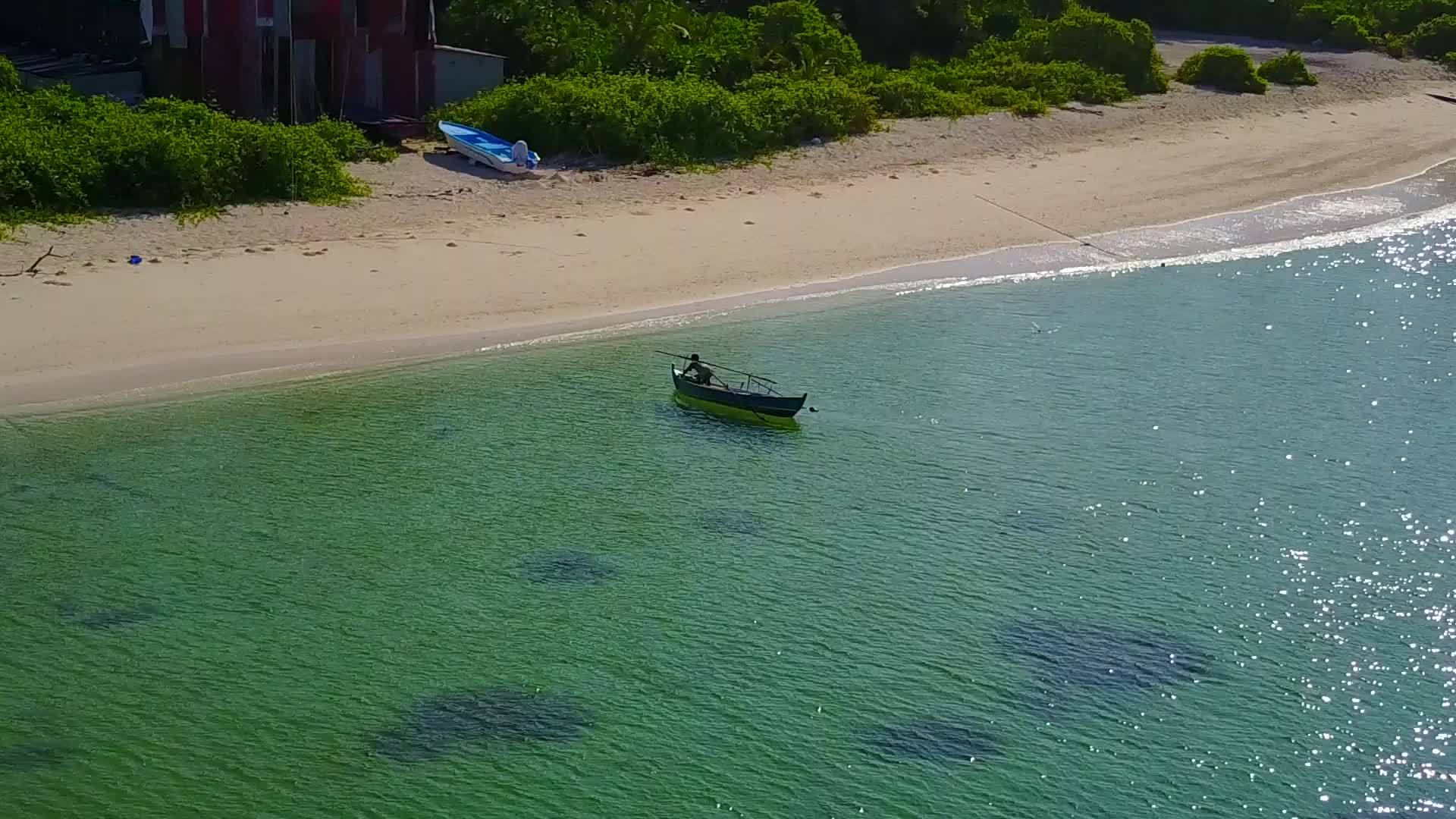 在光天化日落面蓝海和干净的海滩背景完美视频的预览图