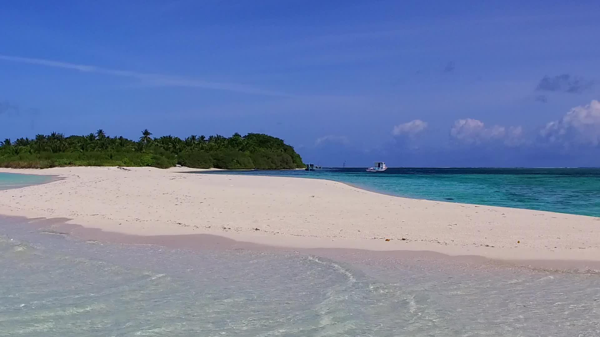 阳光明媚的豪华旅游海滩位于珊瑚礁附近背景为白色海滩视频的预览图