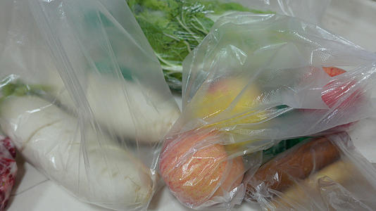 城市塑料袋装满蔬菜水果4k生活素材视频的预览图