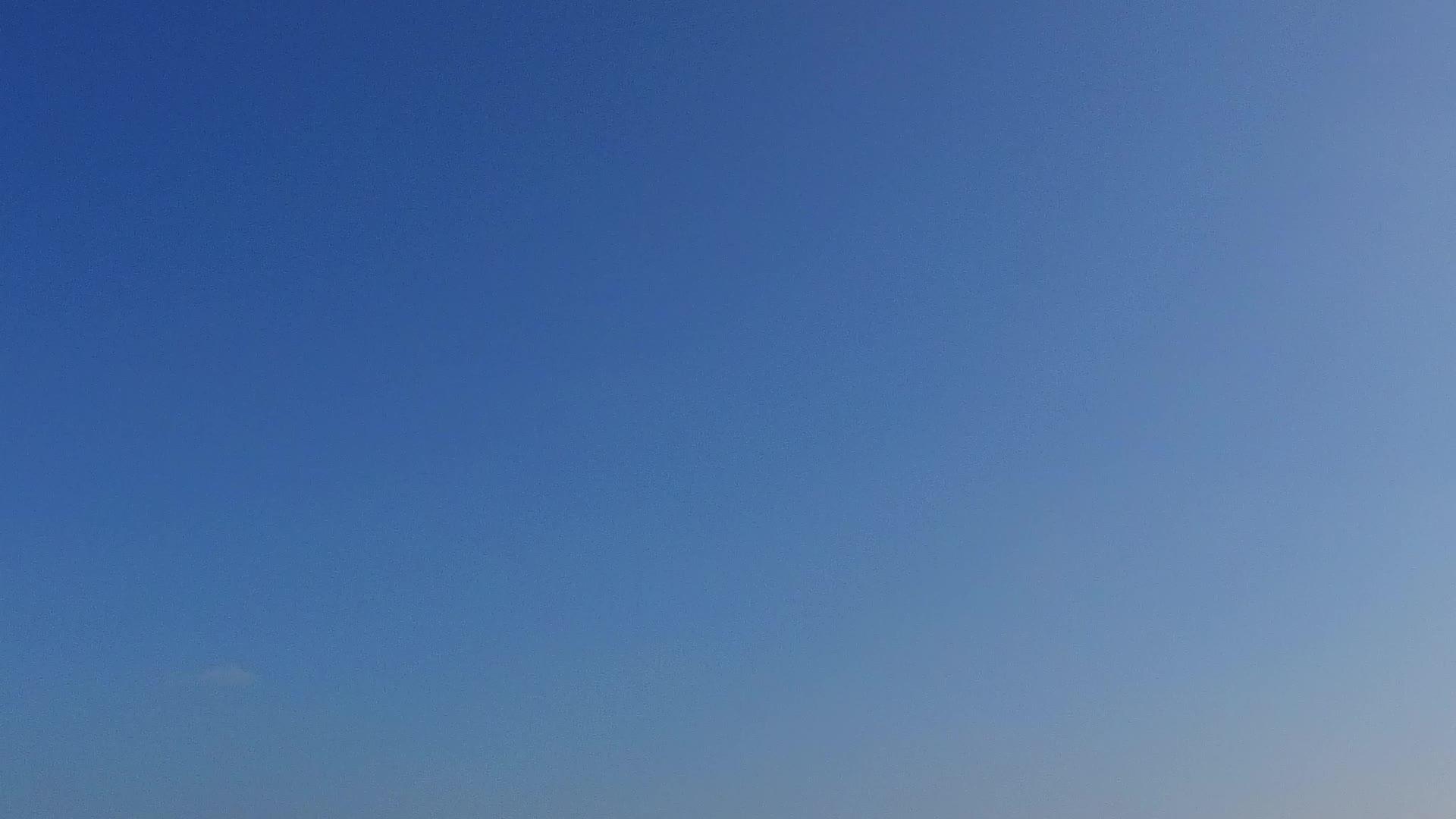 靠近冲浪的白色海滩背景清晰泻湖豪华度假村海滩之旅视频的预览图