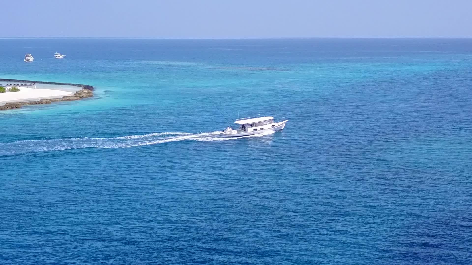 阳光明媚的天堂度假胜地在珊瑚礁附近有白色的沙底视频的预览图