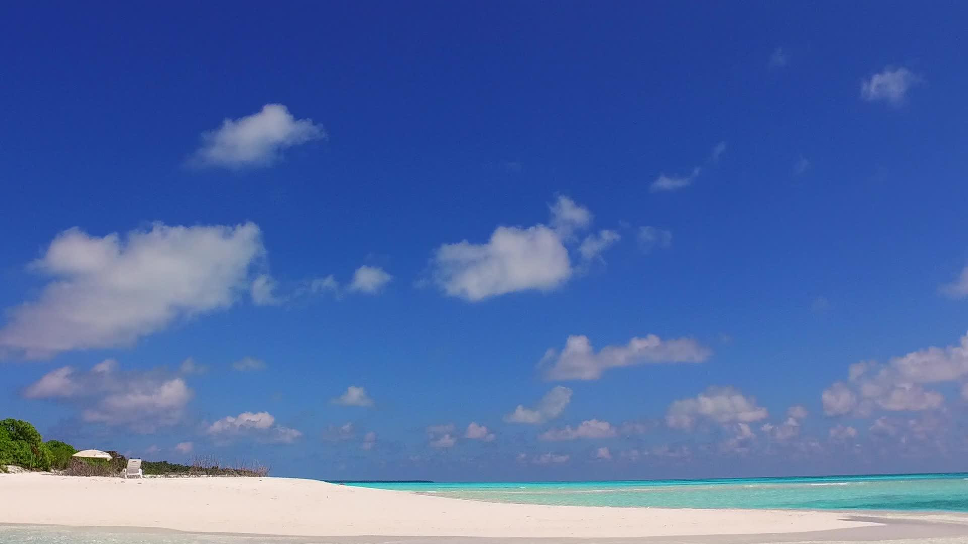 浅海完美度假海滩度假阳光棕榈附近沙质背景明亮视频的预览图