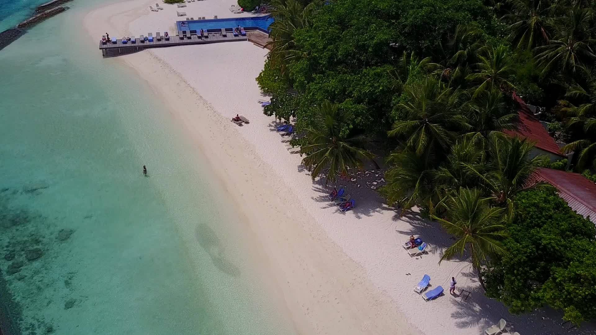 阳光明媚的豪华海滩沙滩纹理海面清澈的白沙背景接近冲浪视频的预览图