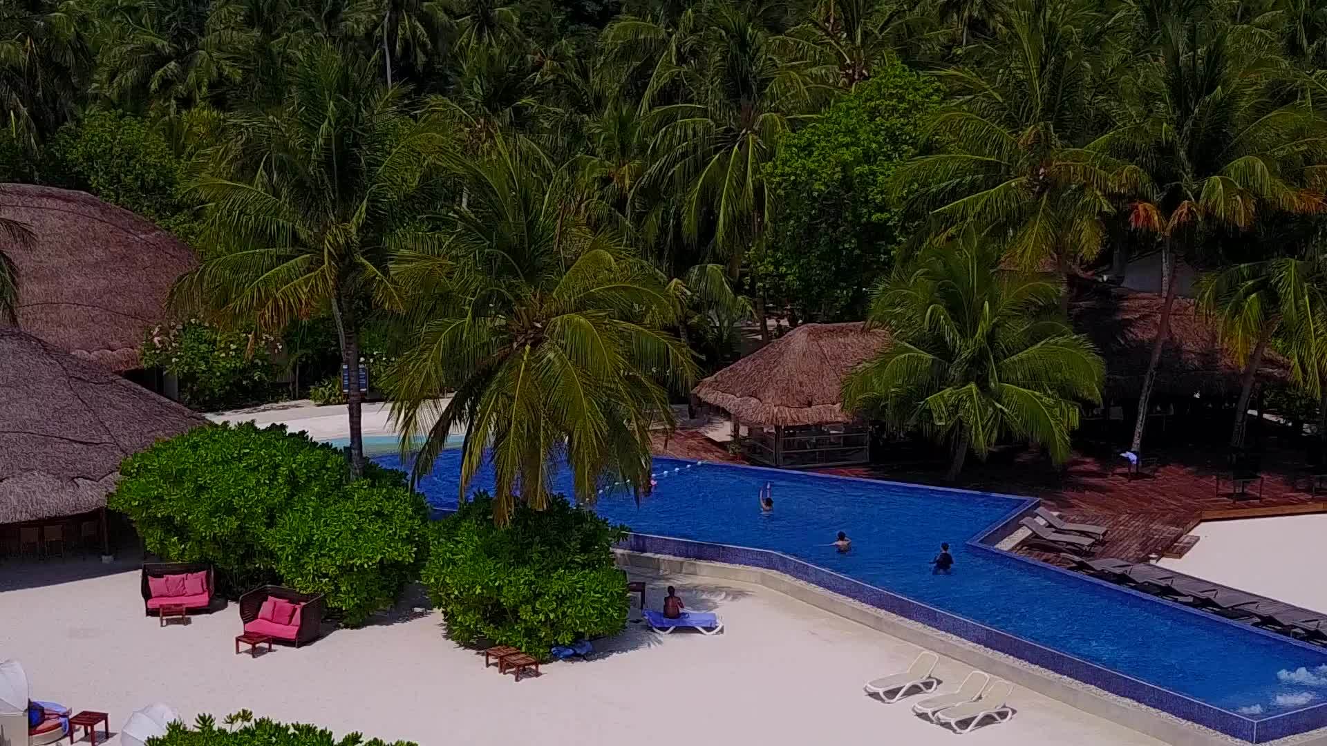附近的蓝色环礁湖和白色沙滩背景的豪华海滩海滩度假胜地视频的预览图