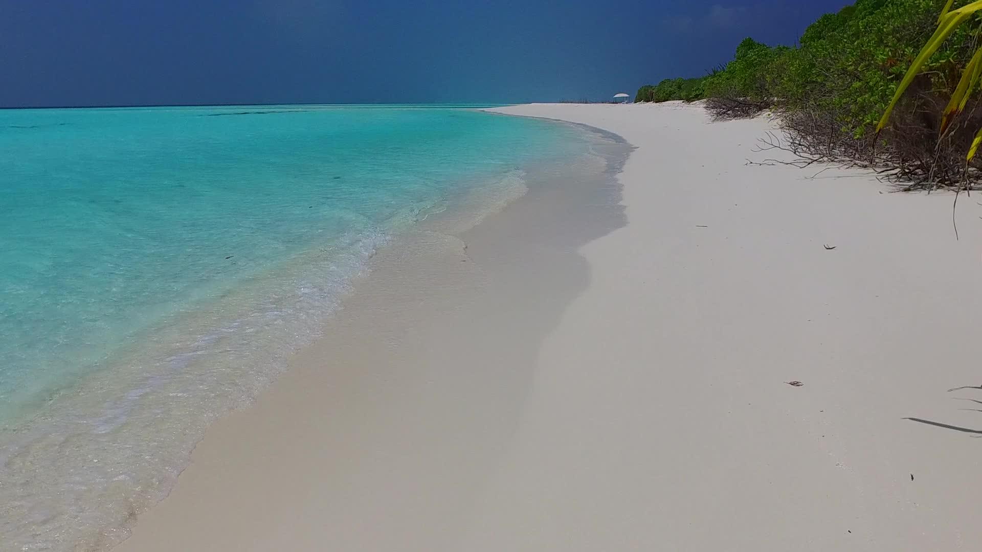 阳光明媚的环礁湖有白色的沙子视频的预览图