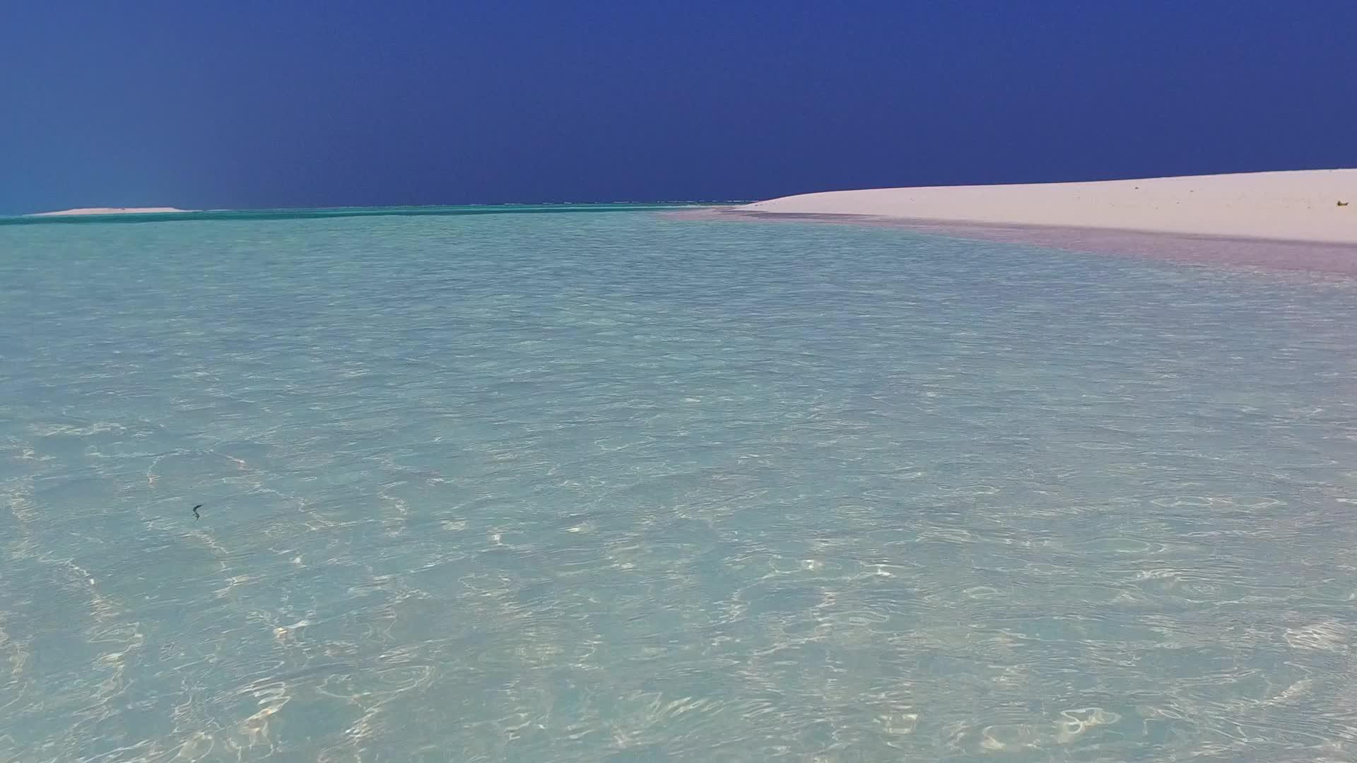 蓝绿色的泻湖和阳光下美丽的海岸线海滩度假视频的预览图