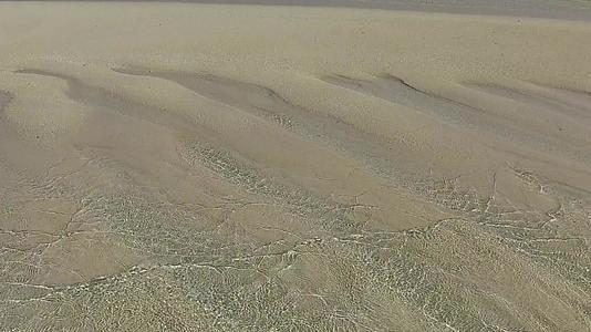 阳光明媚的宁凉湾海滩之旅在自然日出后由蓝色水海和白色视频的预览图