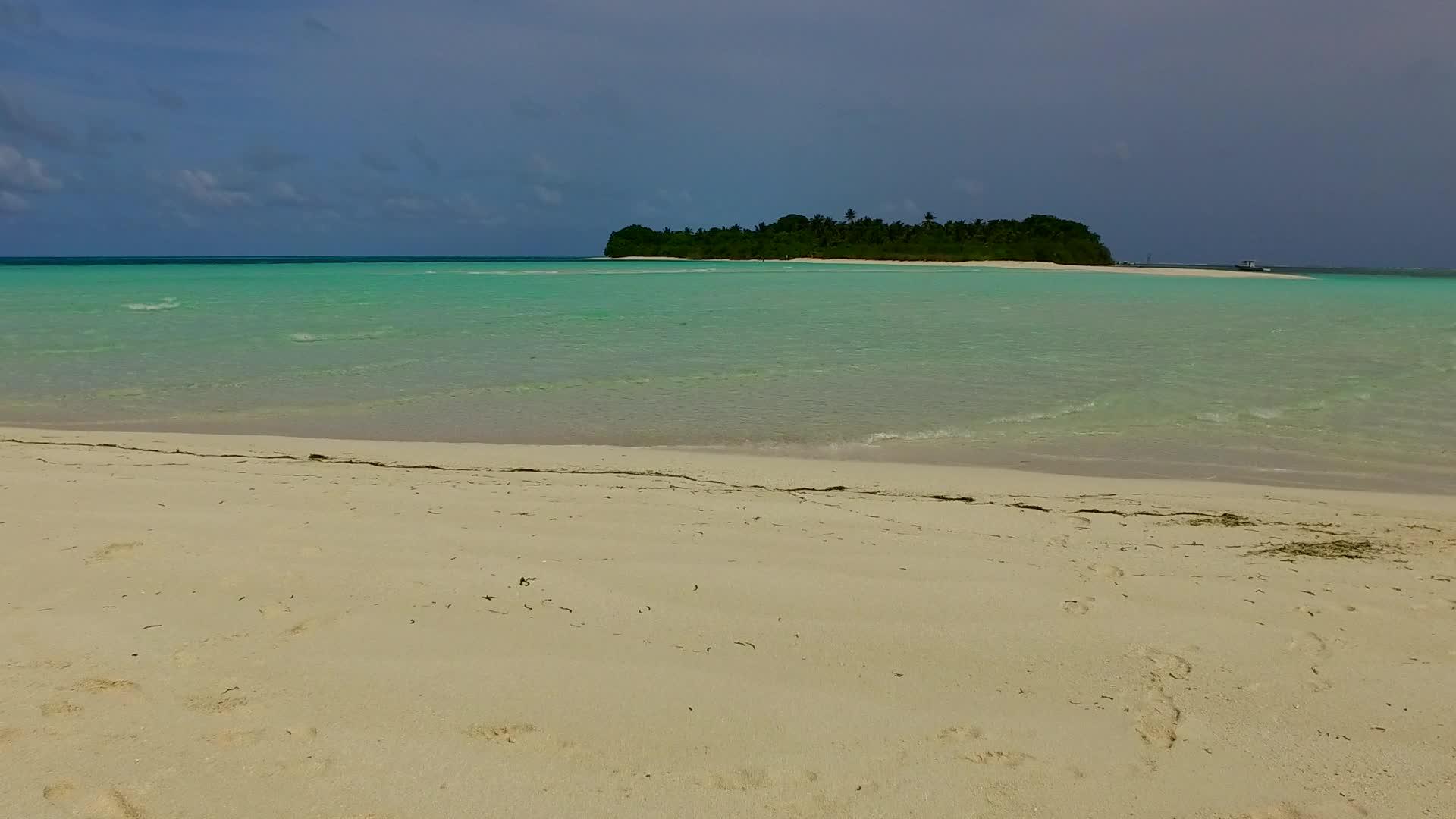 蓝环礁日出后蓝环礁海滩的生活方式有一个干净的沙土背景视频的预览图