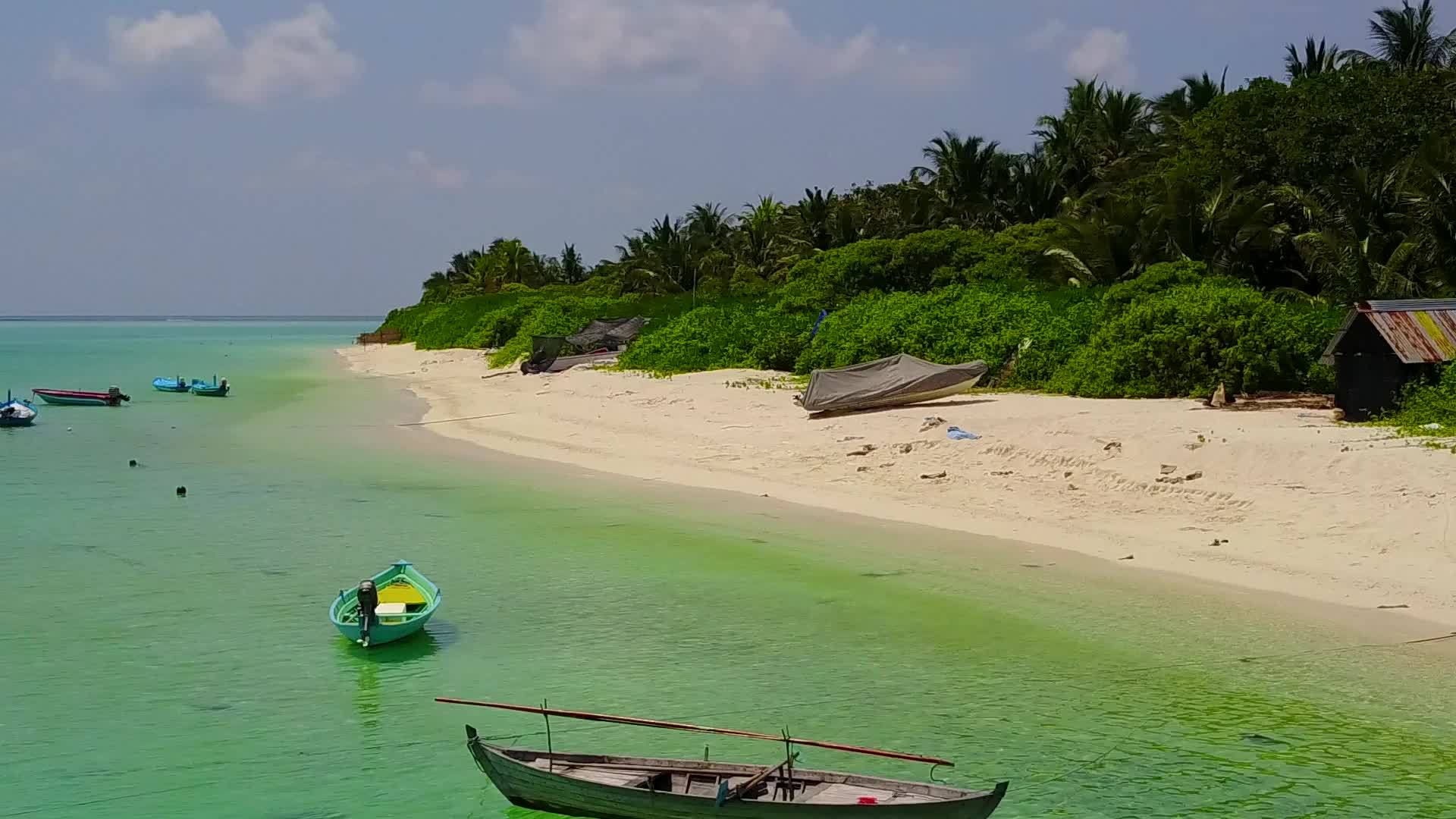 天空是一个安静的度假胜地在阳光下白沙底蓝海在海滩上视频的预览图