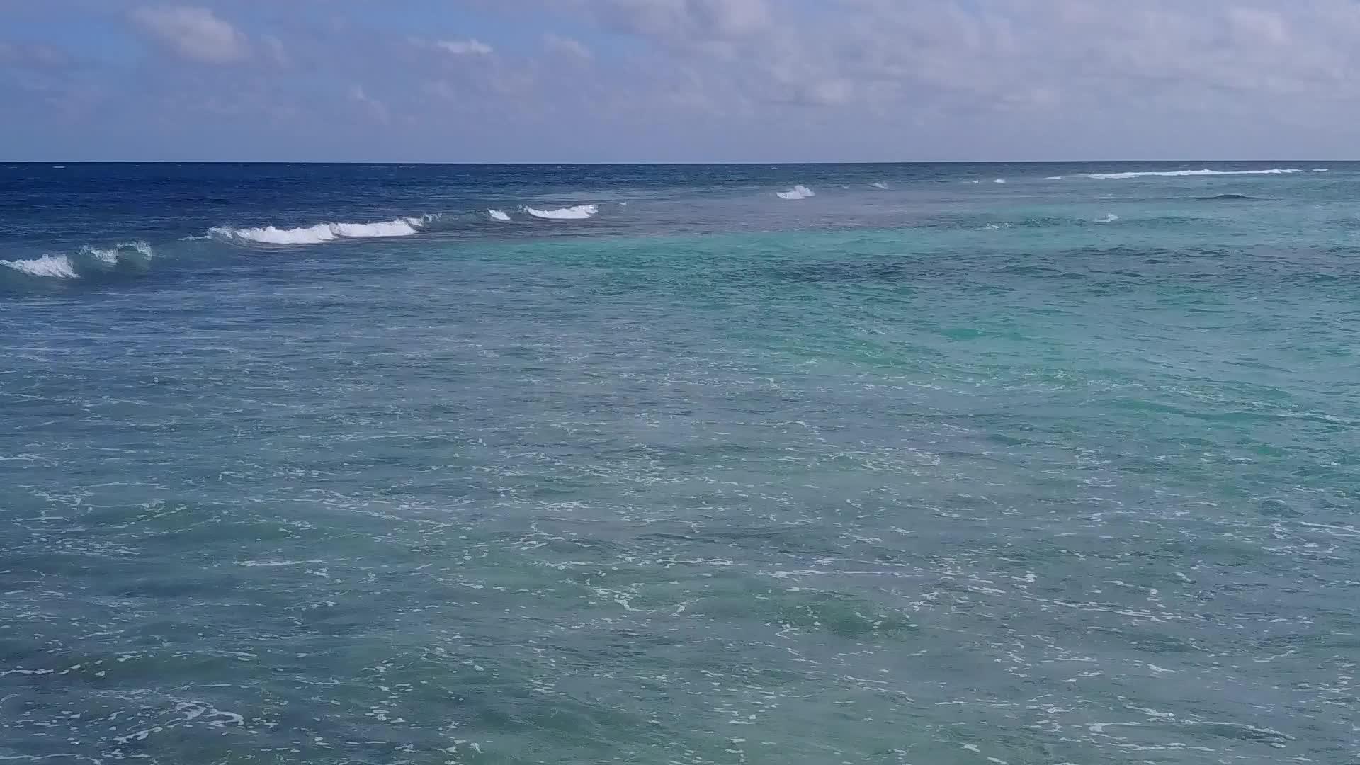 天堂环礁湖海滩以蓝海和阳光下的白沙本为航程夏季全景全景视频的预览图