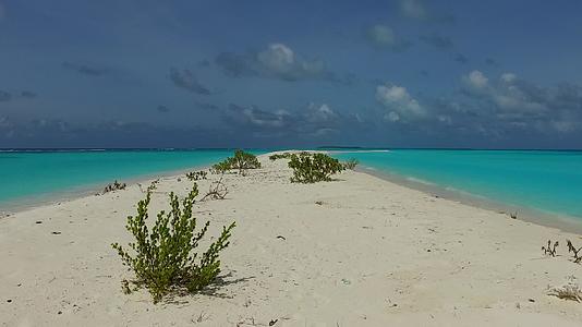 宽放旅游海滩度假浪漫欢乐海景在珊瑚礁附近有水蓝海视频的预览图