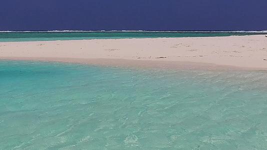 日出后蓝色环礁的白沙背景视频的预览图