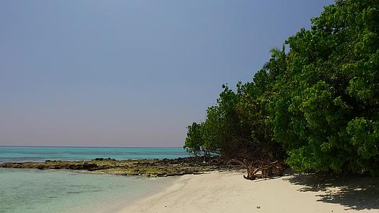 沙洲附近有一个干净的沙质背景浅水充满了异国情调的旅游海滩视频的预览图