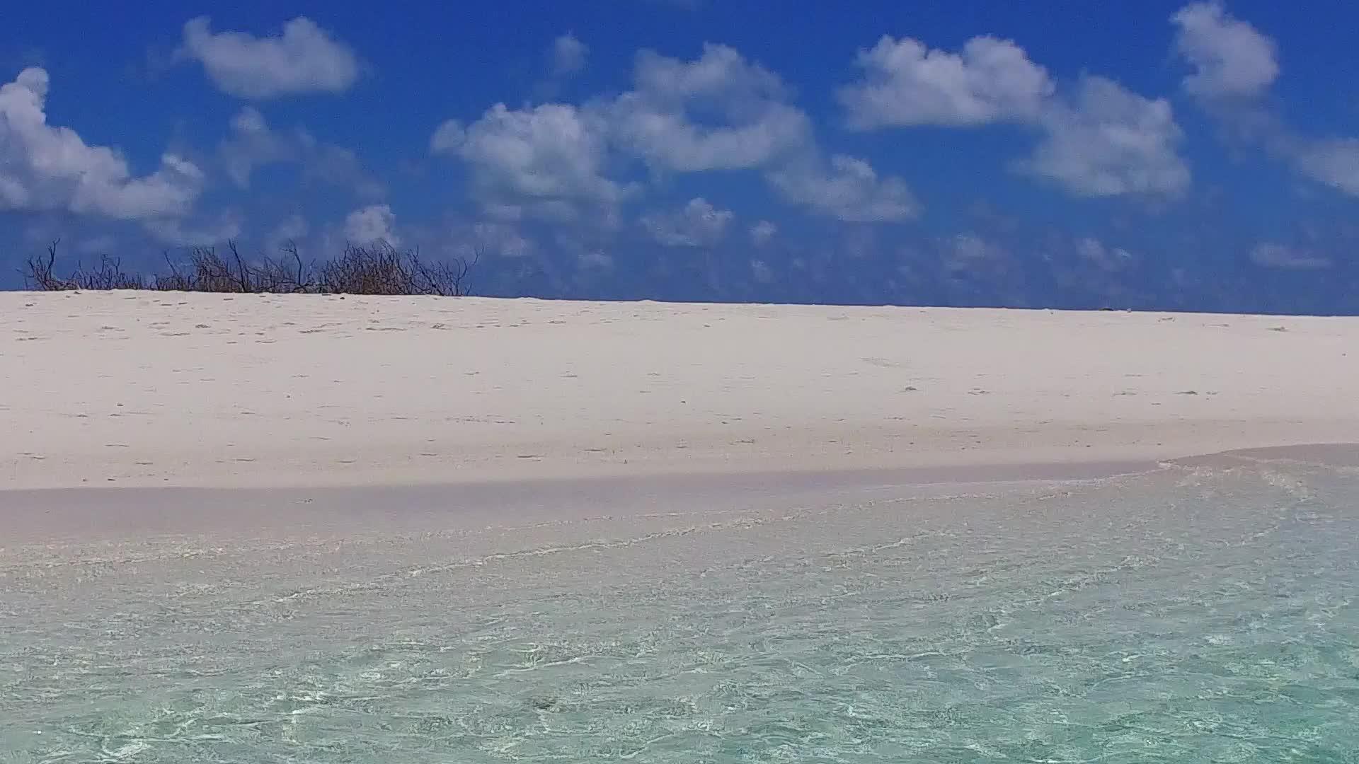 通过阳光下的白色沙滩豪华度假胜地海滩的浪漫视频的预览图