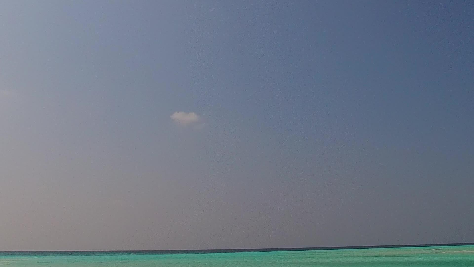 日出后蓝色环礁湖以浅沙为背景蓝色沙滩宽角纹理奇特视频的预览图