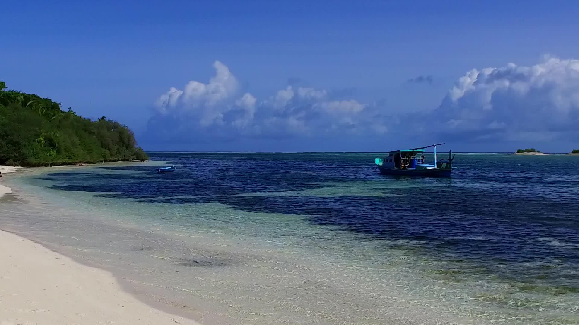 蓝色的海洋和沙巴附近的白色海滩背景阳光明媚视频的预览图