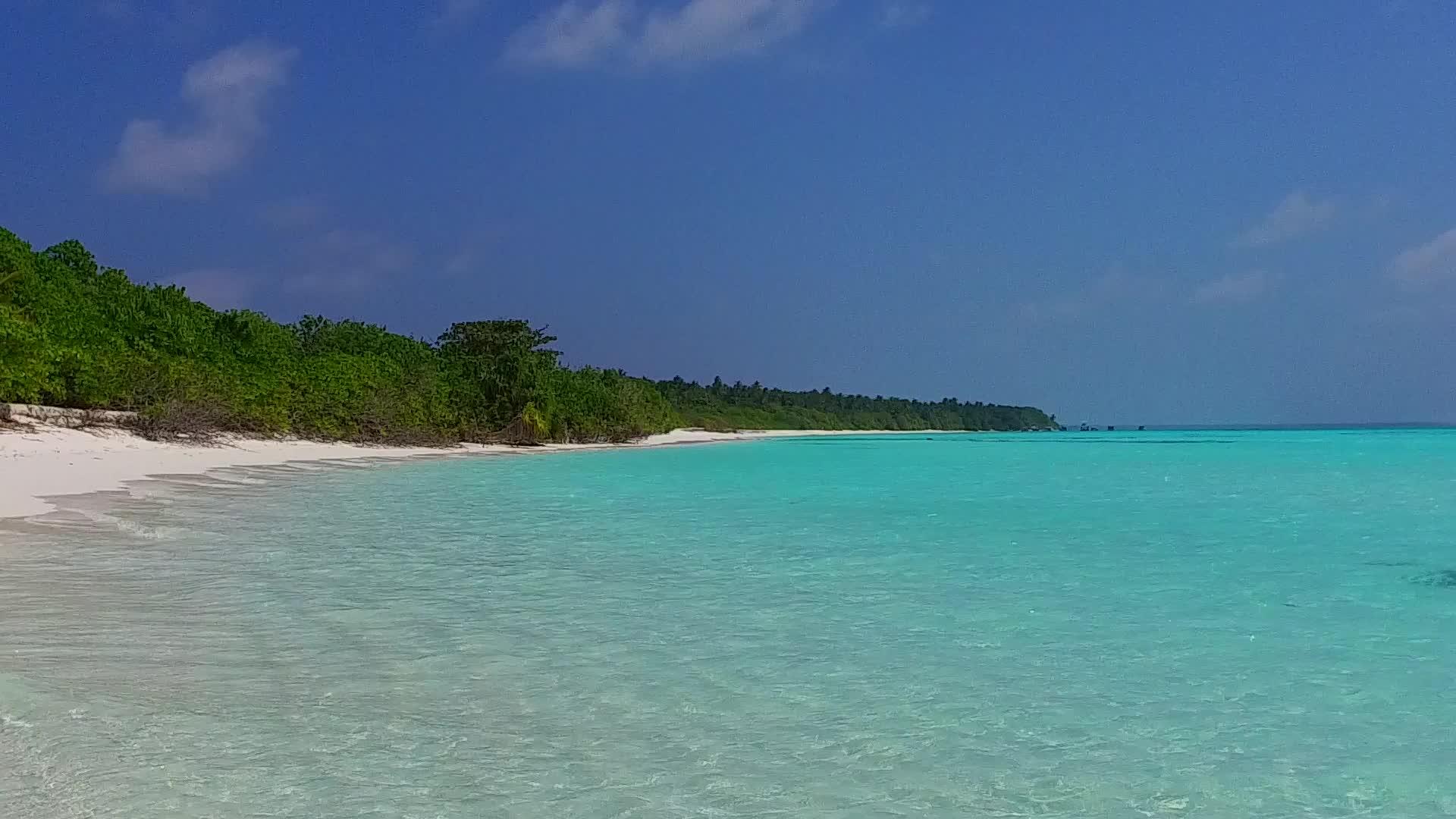 日落前以蓝水和白沙为背景乘坐蓝水和白沙环礁湖视频的预览图