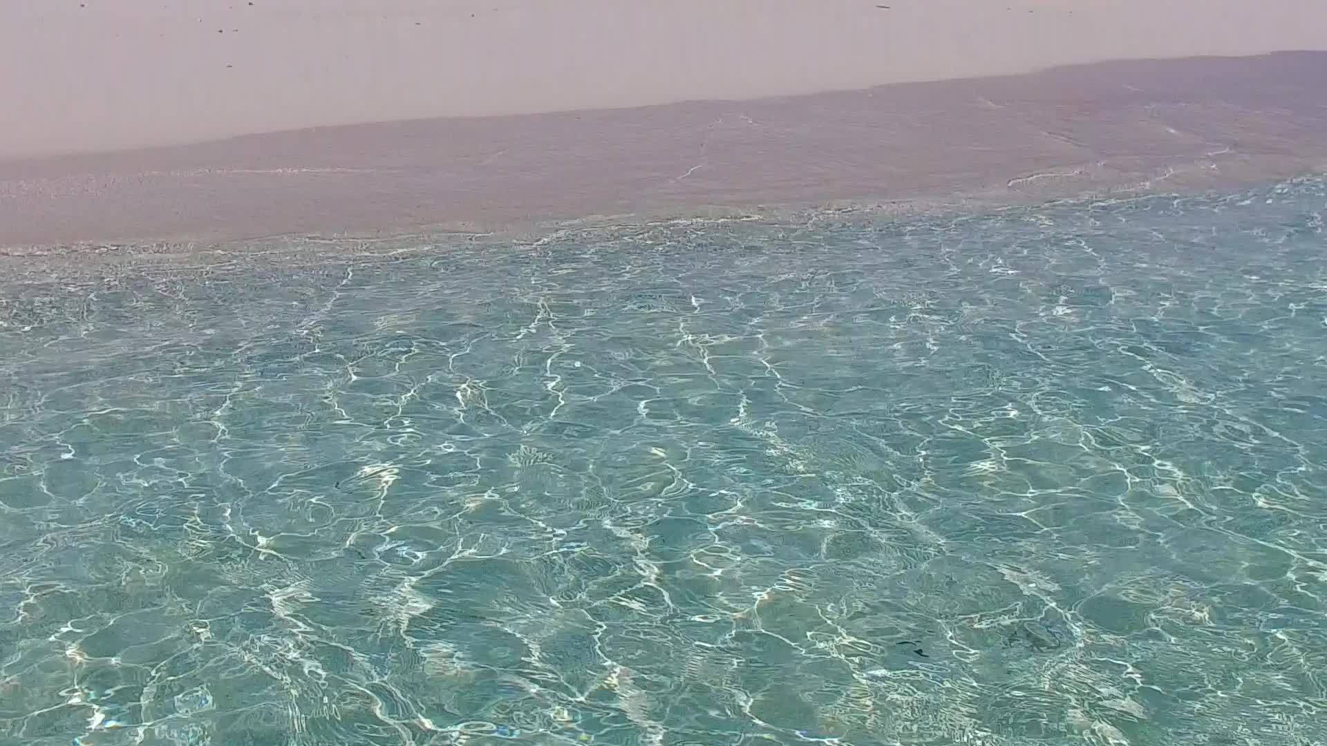 海蓝海洋和沙洲附近的白色海滩背景完美的海景海滩度假度假视频的预览图