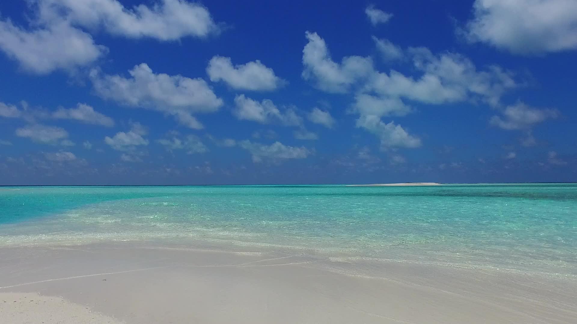环礁湖阳光明媚的海滩节日摘要来自浅海和沙巴附近的白沙视频的预览图