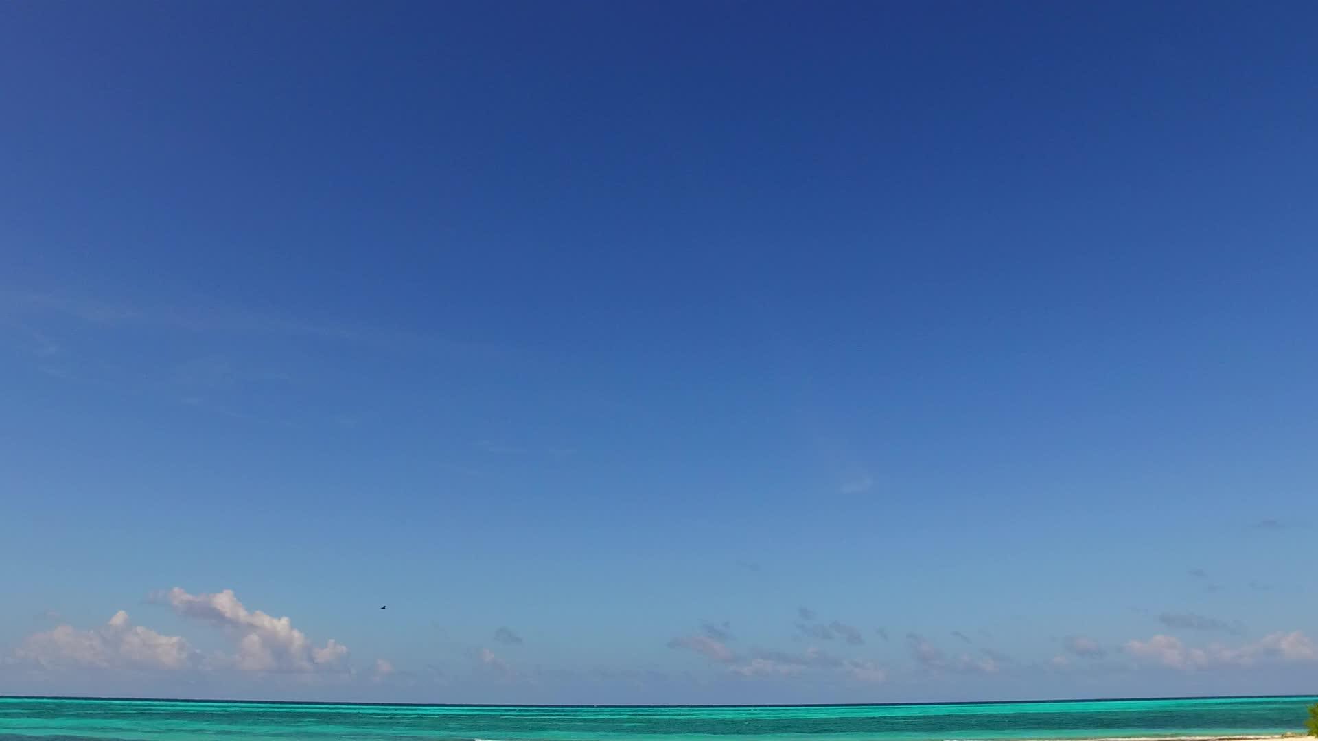 清澈的海洋和日出后的白色沙滩背景视频的预览图