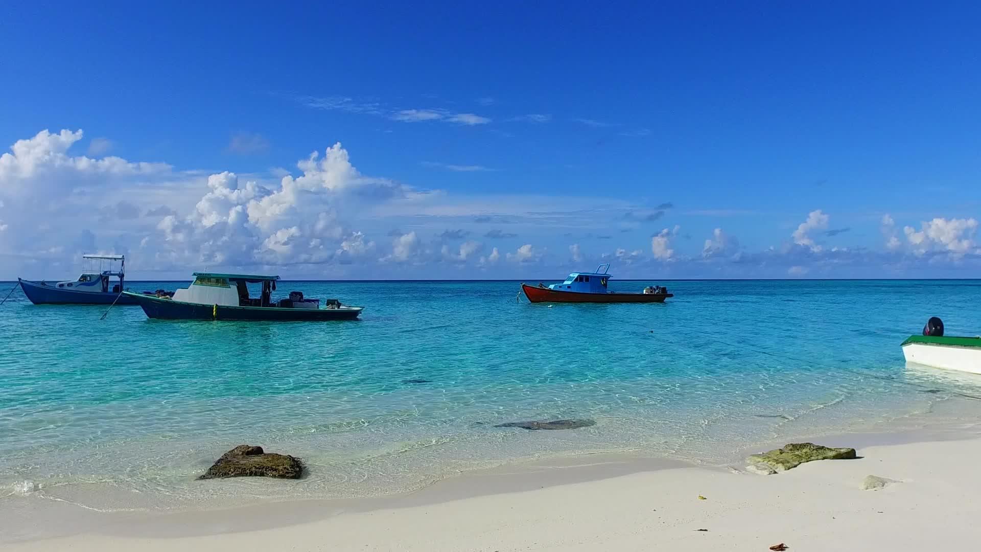 蓝色的绿色海洋白色的沙滩背景蓝色的海洋平静的岛屿海滩时间视频的预览图