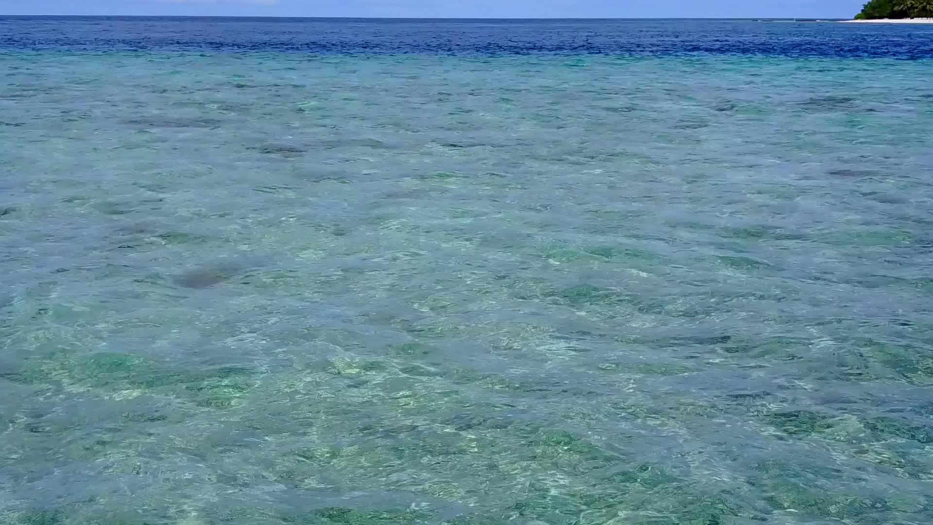 宁静的旅游海滩在沙巴附近的清水和白色沙滩上航行视频的预览图