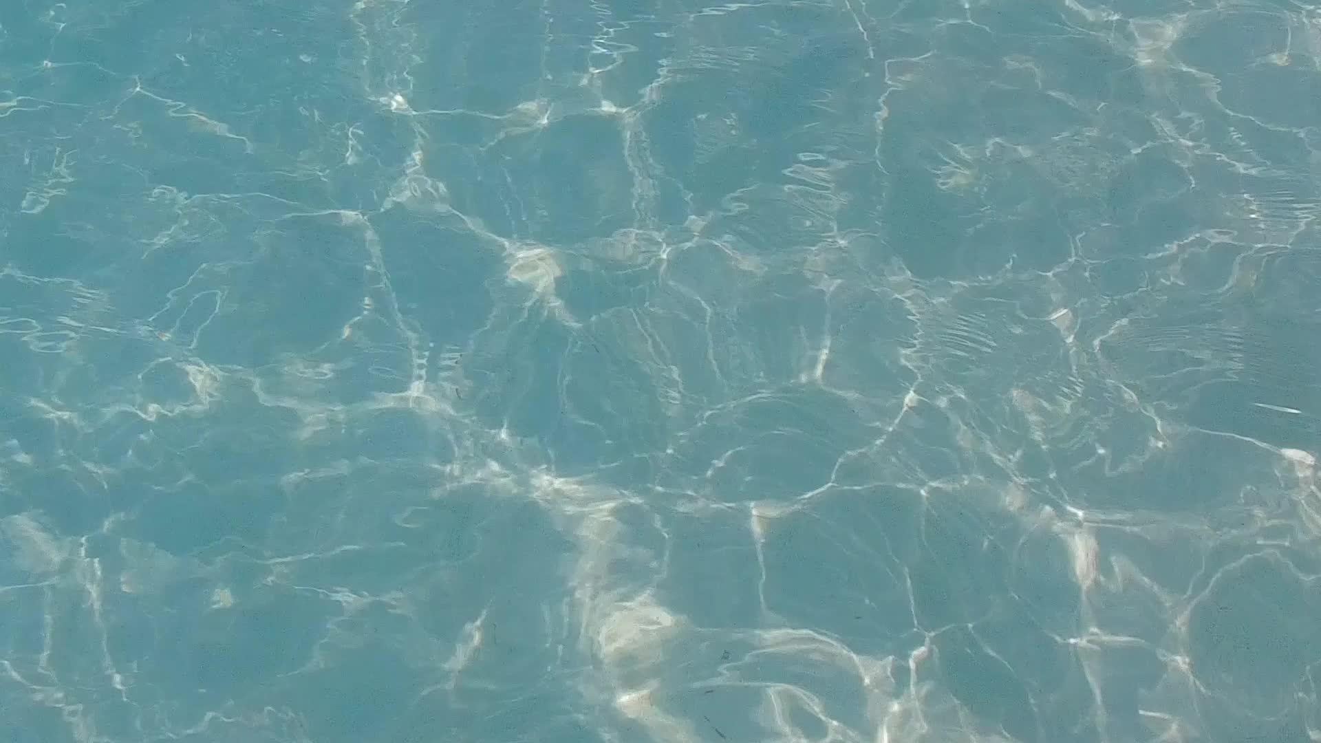 阳光明媚、宁静的海湾海滩之旅抽象片段由浅海和近波附近的波浪组成视频的预览图