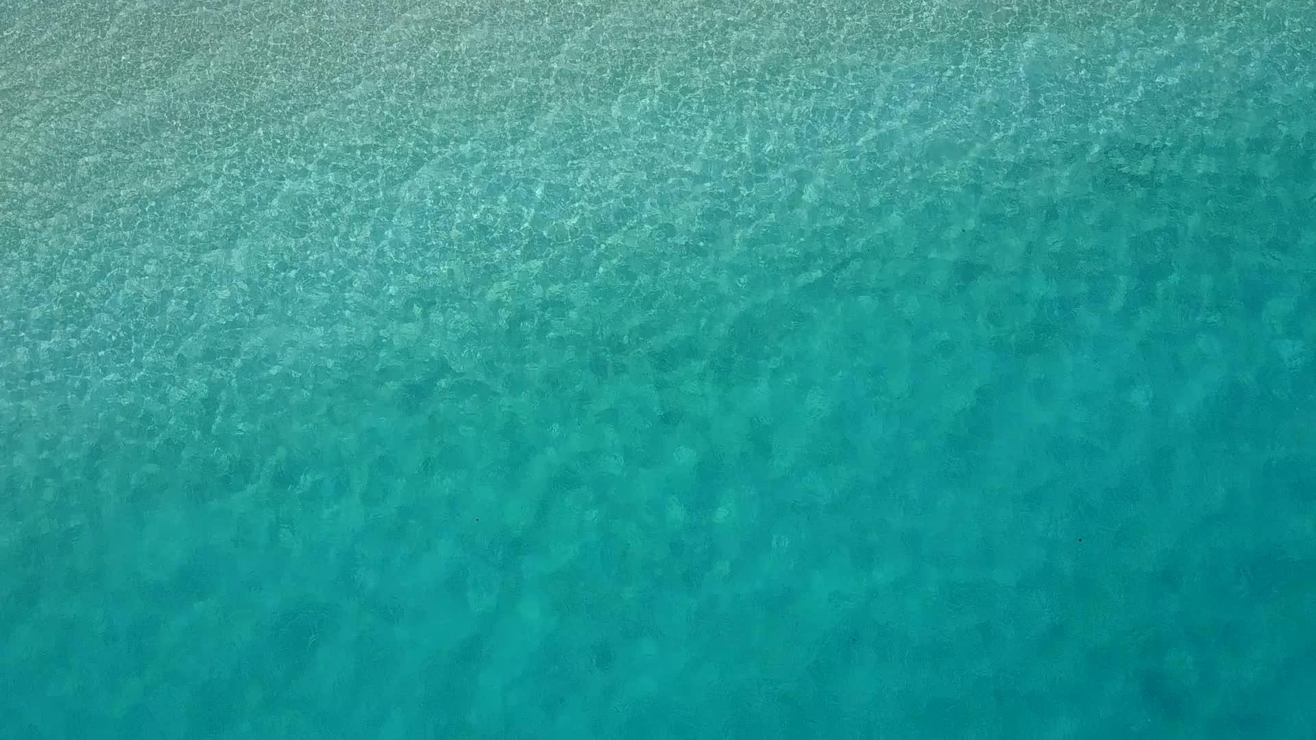 豪华海湾海滩旅行的广角性质是浅海和接近冲浪的白色海滩视频的预览图